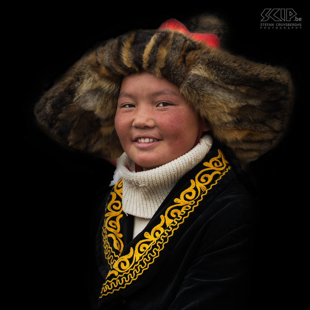 Ulgii - Golden Eagle Festival - Ashol-Pan De meeste Kazakse jongens in West-Mongolië leren hoe ze de arenden kunnen gebruiken om te jagen vanaf de leeftijd van 13 jaar. Het is de plicht van de oudste zoon om deze traditie voort te zetten. Maar tijden veranderen en sommige jonge mannen verlaten hun ouders en zetten de oude tradities niet meer verder. Als gevolg hiervan leren sommige vaders tegenwoordig hun jonge dochters de kunst en de vaardigheden van de arendjager traditie. <br />
<br />
Dit is Ashol-Pan een 13-jarig vriendelijk meisje maar ook een fantastische arendjageres. Tijdens dit festival werd een groot deel van de film 'The Eagle Huntress' opgenomen door regisseur Otto Bell. Deze documentaire film werd uitgebracht in 2016 en vertelt het verhaal van Ashol-Pan.  Stefan Cruysberghs